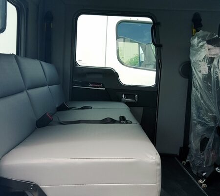 Bolt-52in-crew-cab-Kenworth-T370-interior3