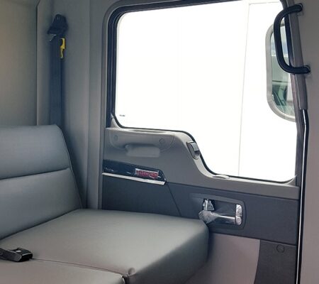 Bolt-52in-crew-cab-Kenworth-T370-interior4