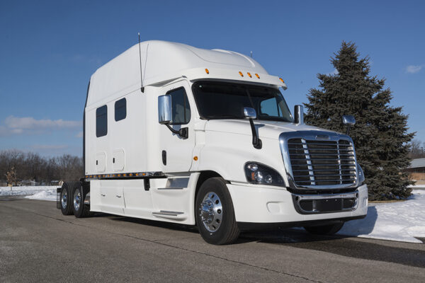 Bolt_150_inch_Platinum_Series_Sleeper_exterior3 Bolt_150_inch_Platinum_Series_Sleeper_exterior3