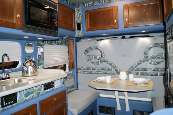 Bolt_Custom_Trucks_Expo_17_Knoxvill_-Freightliner_96in_interior_sleeper_0329