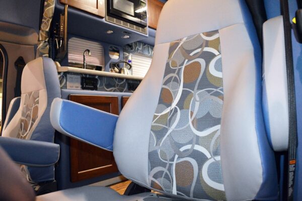 Bolt_Custom_Trucks_Expo_17_Knoxvill_-Freightliner_96in_interior_sleeper_0343