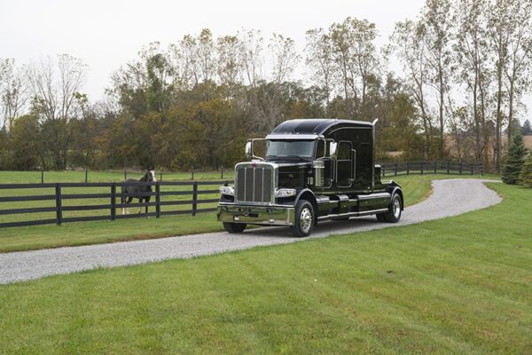 Bolt_Peterbilt_custom_crew_cab_ultra_exterior1 Bolt_Peterbilt_custom_crew_cab_ultra_exterior1
