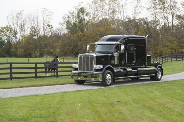 Bolt_Peterbilt_custom_crew_cab_ultra_exterior2 Bolt_Peterbilt_custom_crew_cab_ultra_exterior2