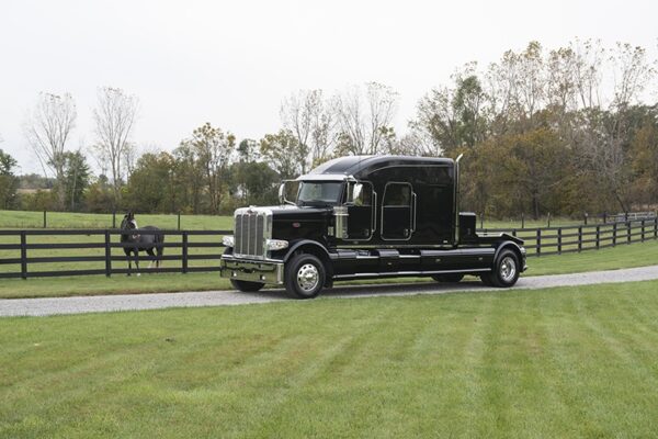 Bolt_Peterbilt_custom_crew_cab_ultra_exterior3 Bolt_Peterbilt_custom_crew_cab_ultra_exterior3