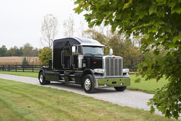 Bolt_Peterbilt_custom_crew_cab_ultra_exterior4 Bolt_Peterbilt_custom_crew_cab_ultra_exterior4