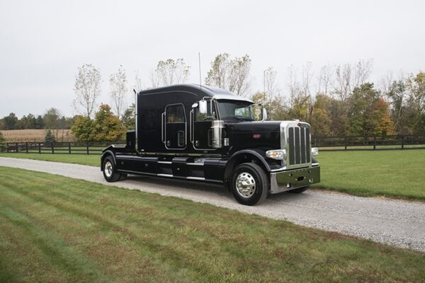 Bolt_Peterbilt_custom_crew_cab_ultra_exterior6 Bolt_Peterbilt_custom_crew_cab_ultra_exterior6