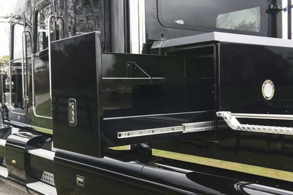 Bolt_Peterbilt_custom_crew_cab_ultra_exterior_crossbox Bolt_Peterbilt_custom_crew_cab_ultra_exterior_crossbox