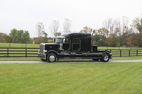 Bolt_Peterbilt_custom_crew_cab_ultra_exterior_drivers_side Bolt_Peterbilt_custom_crew_cab_ultra_exterior_drivers_side