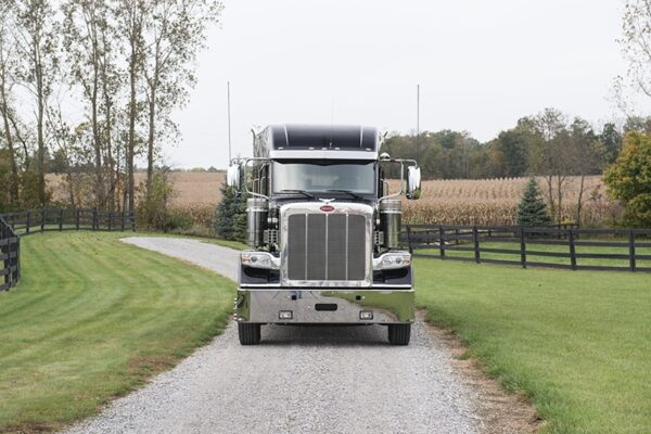 Bolt_Peterbilt_custom_crew_cab_ultra_exterior_front Bolt_Peterbilt_custom_crew_cab_ultra_exterior_front