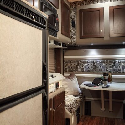 copy_0_Platinum-Series-130-Freightliner-Cascadia-Dine-a-bunk-pan-out